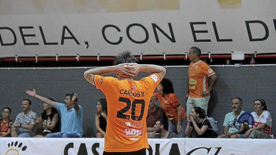 Carlos Bartolom&eacute; se echa las manos a la cabeza tras su disparo al palo. | FOTO: @RIBERANAVARRAFS