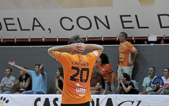 Carlos Bartolom&eacute; se echa las manos a la cabeza tras su disparo al palo. | FOTO: @RIBERANAVARRAFS