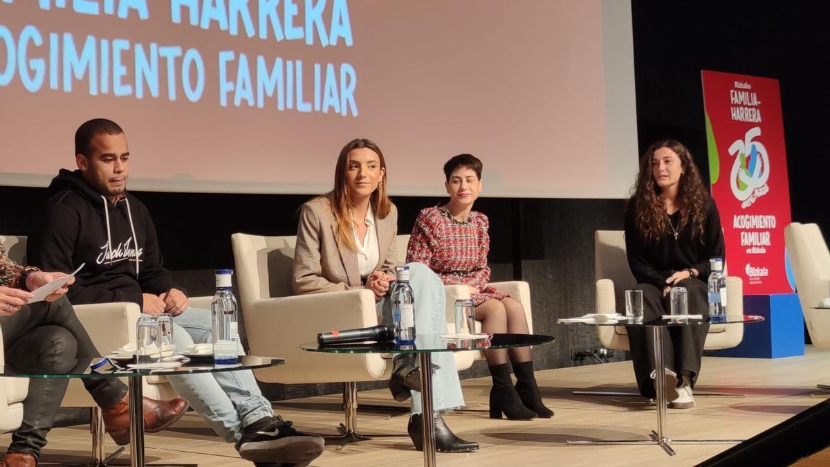 Christian, Katerin, Ainara y Nagore han expuesto esta mañana su experiencia como niños de acogida.