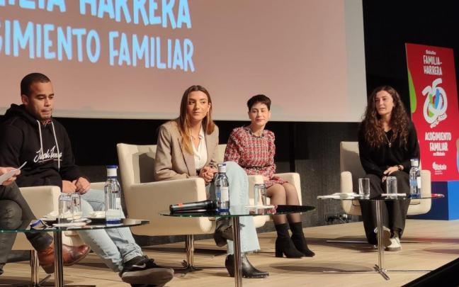 Christian, Katerin, Ainara y Nagore han expuesto esta mañana su experiencia como niños de acogida. Christian, Katerin, Ainara y Nagore han expuesto esta mañana su experiencia como niños de acogida.