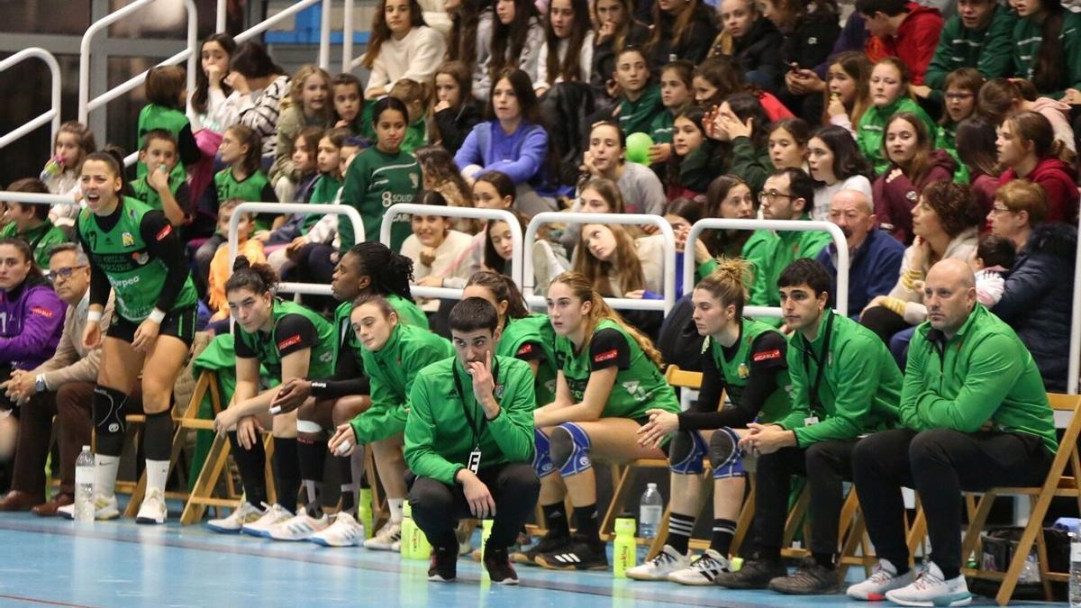 Miguel Etxeberria, desde el banquillo, sigue con atención el partido anterior ante el Granollers.