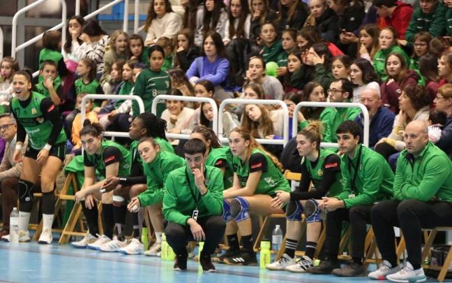 Miguel Etxeberria, desde el banquillo, sigue con atención el partido anterior ante el Granollers.