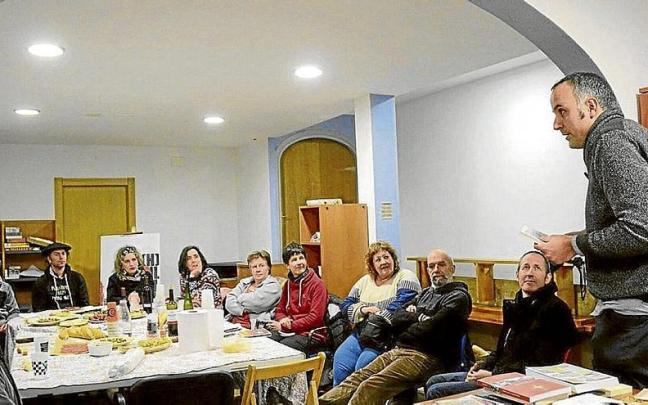 Eneko Barberena Arizkunera hurbildu zen berriki argitaratutako liburuari buruz solastatzera. Eneko Barberena Arizkunera hurbildu zen berriki argitaratutako liburuari buruz solastatzera.