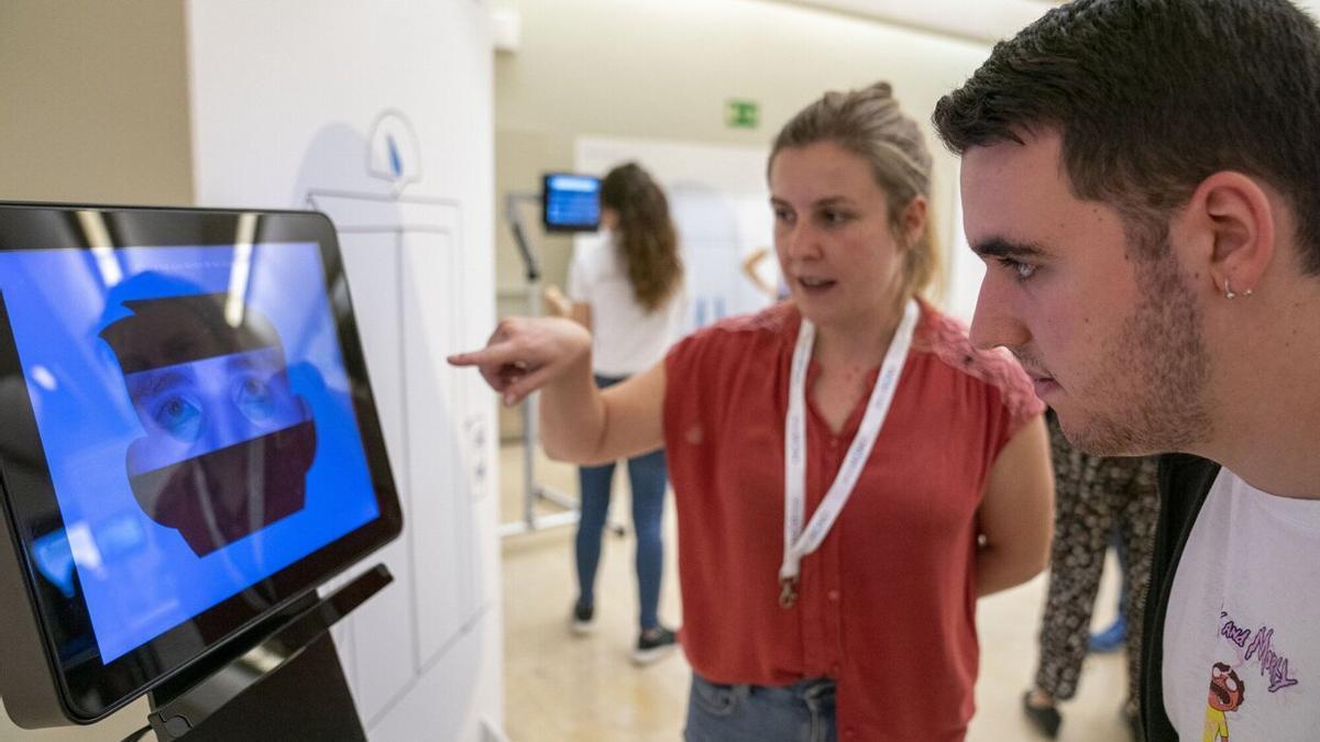 Un joven prueba la tecnología con la que se puede solicitar el ascensor mediante la mirada.