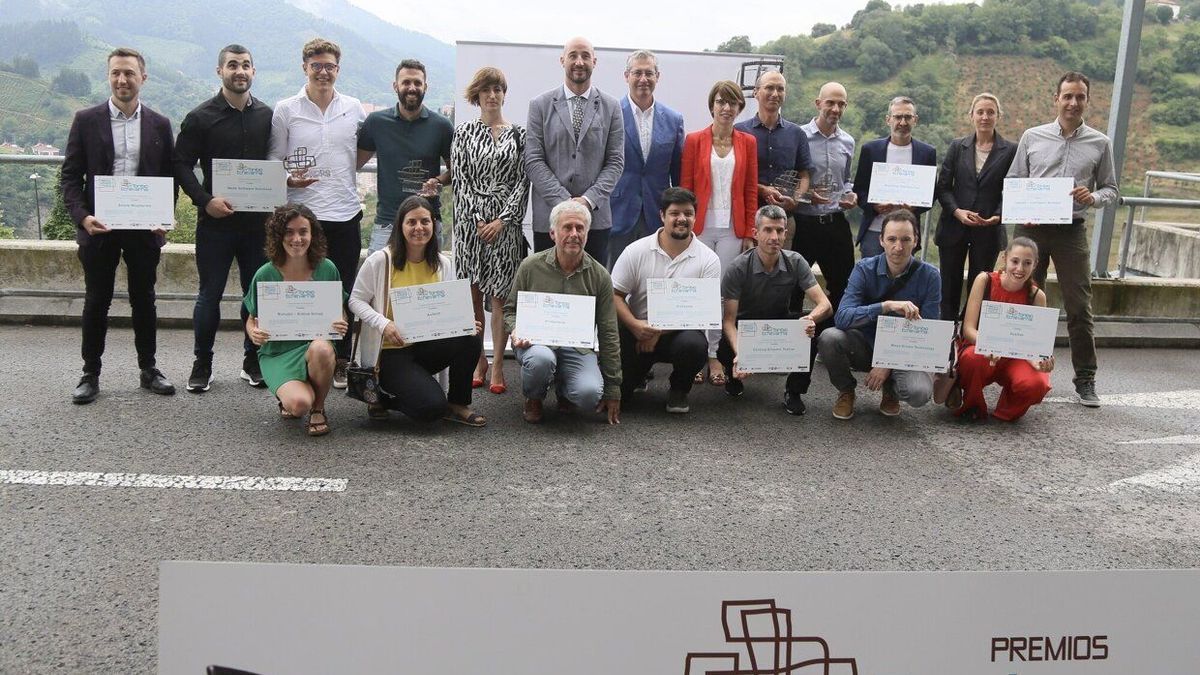 Foto de familia de los ganadores de los Premios Toribio Echevarria.