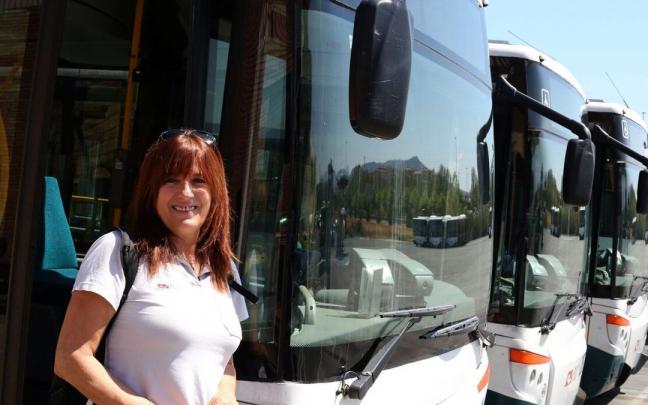 Clara Osés, conductora de villavesa, antes de comenzar el servicio.