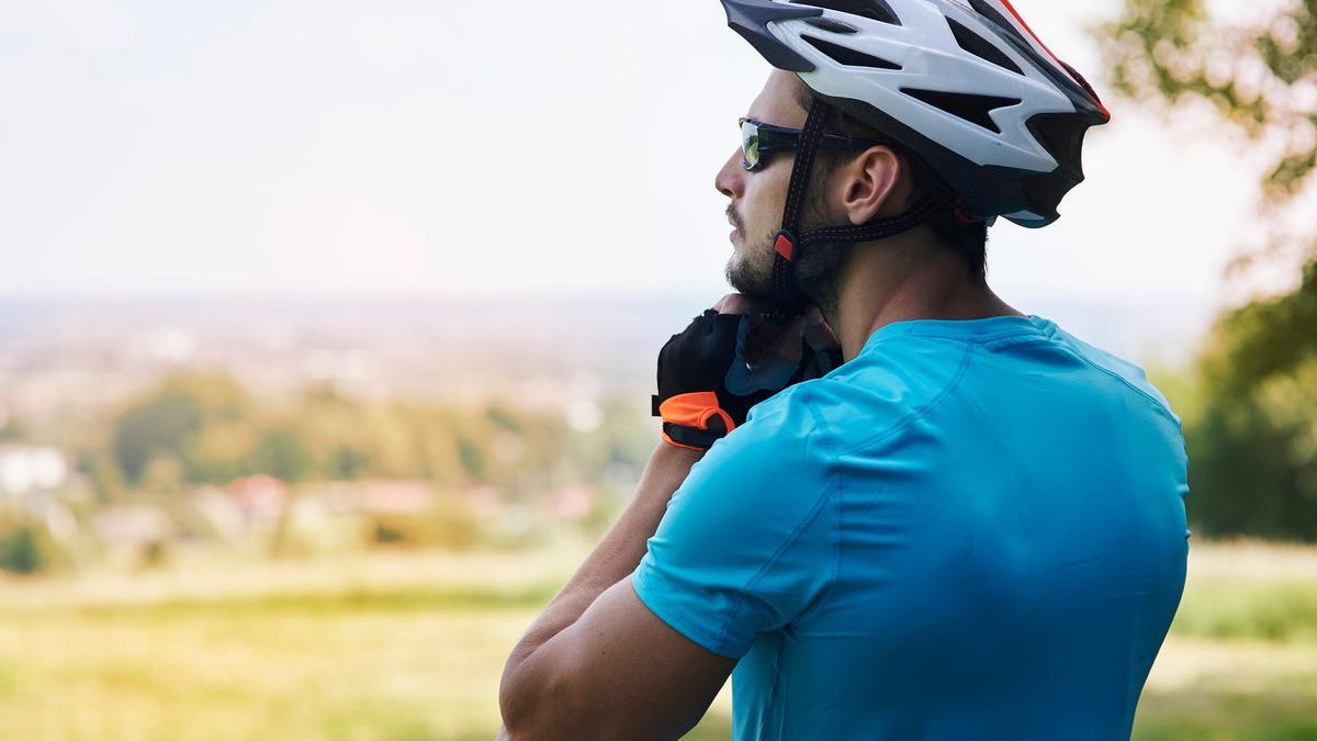 Un ciclista se ajusta su casco.