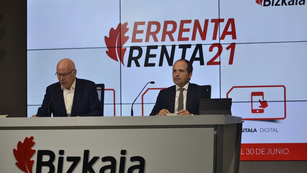 José María Iruarrizaga e Iñaki Alonso en la presentación de los resultados de la campaña de la Renta 2021.