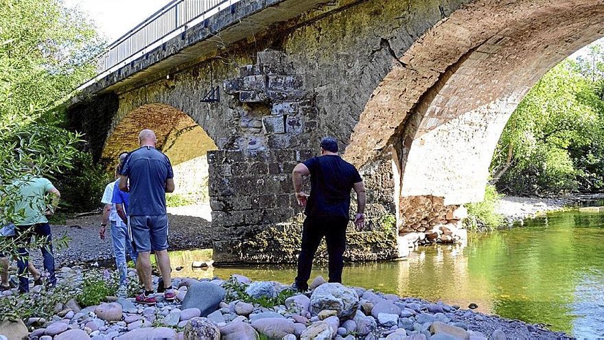 La base del puente de Arraioz está visiblemente dañada. | FOTO: ONDIKOL