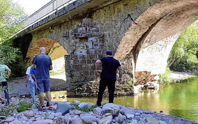 La base del puente de Arraioz está visiblemente dañada. | FOTO: ONDIKOL