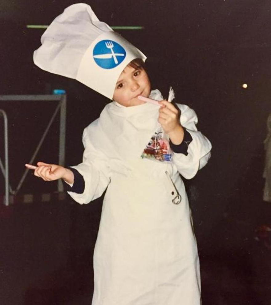 Ane Oyarbide, de niña, vestida de tamborrada