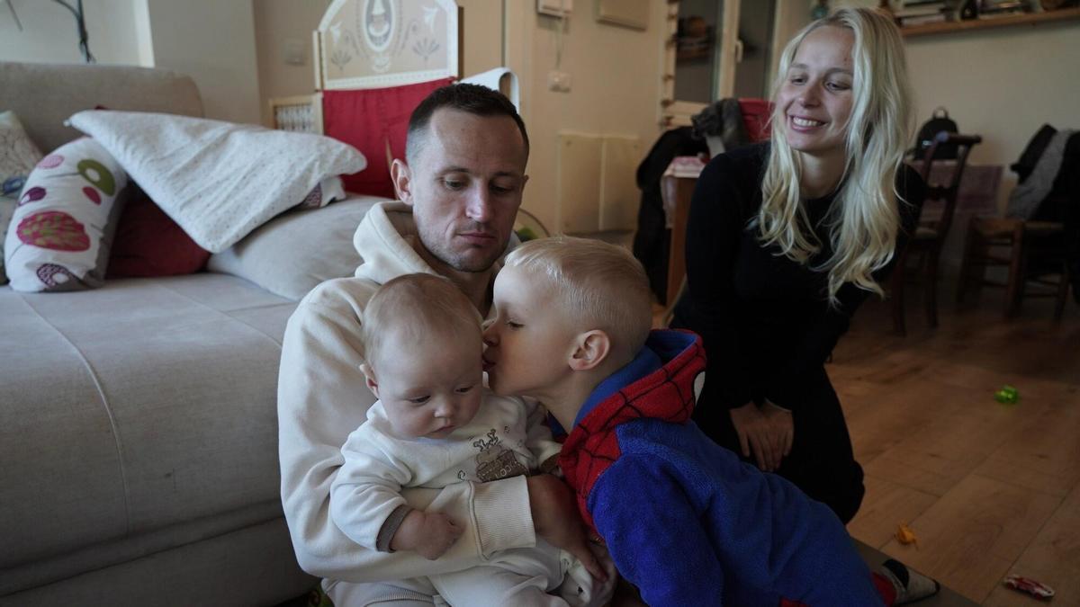 Myron le da un beso a su hermano Egor ante la atenta mirada de sus padres, Anastasiia y Dmytro Gryshko, en la vivienda de Sopela donde han sido acogidos.