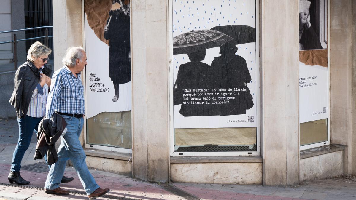 Tres de los collages, con frases de los testimonios recogidos, que están en las calles de Getxo.
