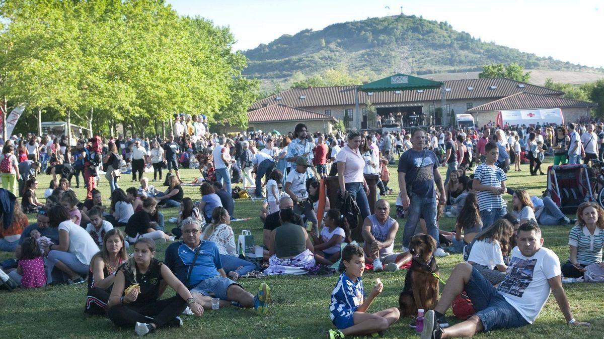 Ambiente durante la romería del Día de Olarizu