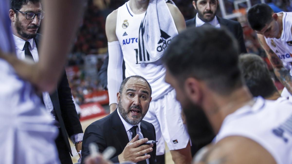 Chus Mateo se dirige a sus jugadores durante un tiempo muerto.