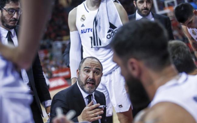 Chus Mateo se dirige a sus jugadores durante un tiempo muerto.