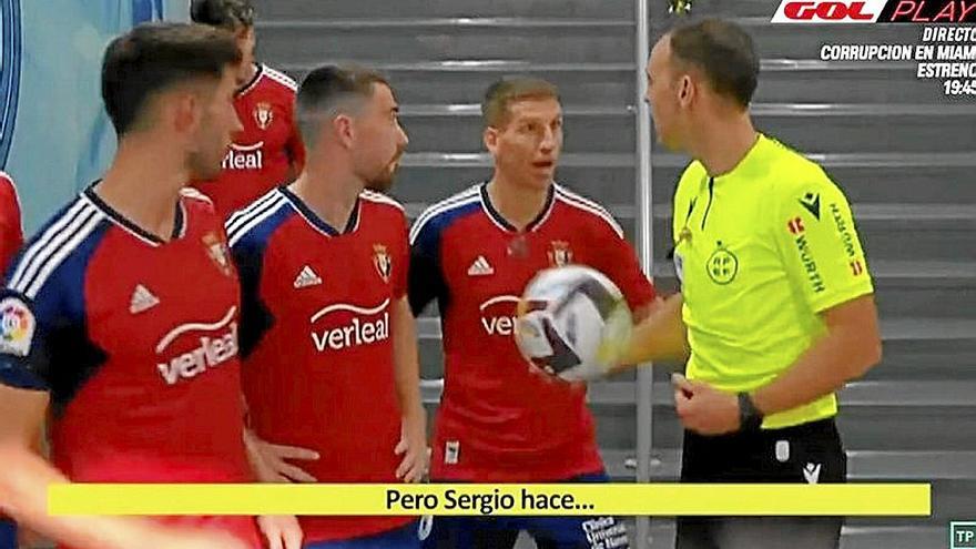 Darko imita el paso en falso de Herrera. | FOTOS: ‘EL GOLAZO DE GOL’