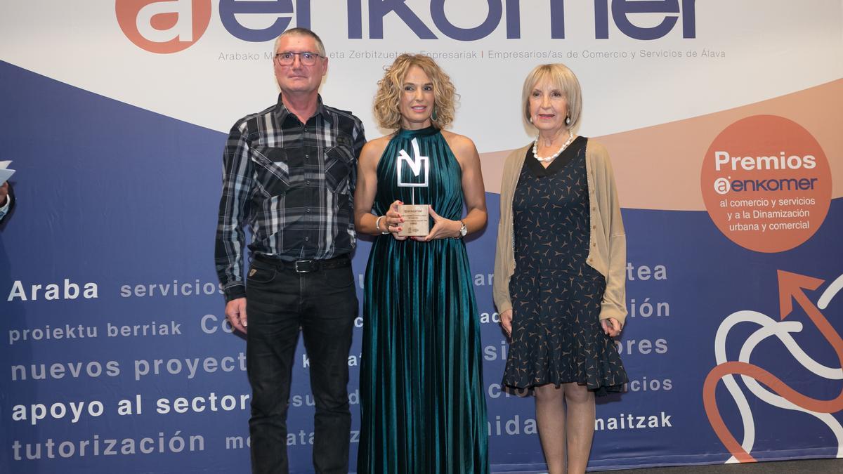 Virginia Elorza, responsable Virna, recibió el premio de Dña. Ana María Gorospe, concejala de Diversidad e Igualdad del Ayuntamiento de Agurain. Acompaña Txus Urutia, miembro del Consejo de Dirección de AENKOMER.