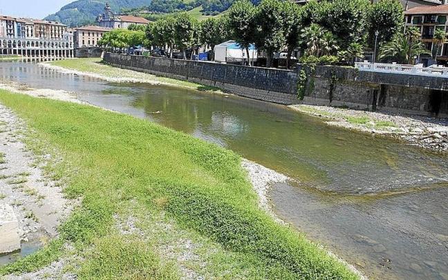 Zona del río Oria donde viven y están poniendo huevos los chorlitejo chicos. Zona del río Oria donde viven y están poniendo huevos los chorlitejo chicos.