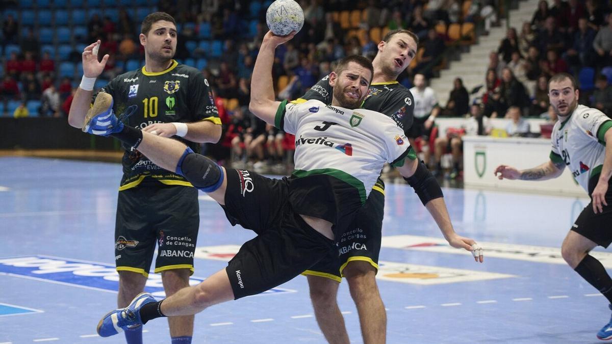Antonio Bazán, en pleno lanzamiento durante un partido.