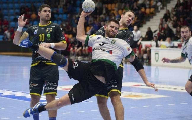 Antonio Bazán, en pleno lanzamiento durante un partido.