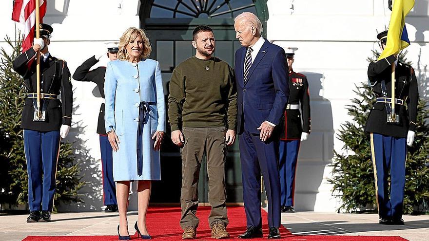 Volodímir Zelenski, ataviado con su habitual indumentaria de color oliva, posó junto a Joe Biden y su esposa, Jill Biden, a las puertas de la Casa Blanca.