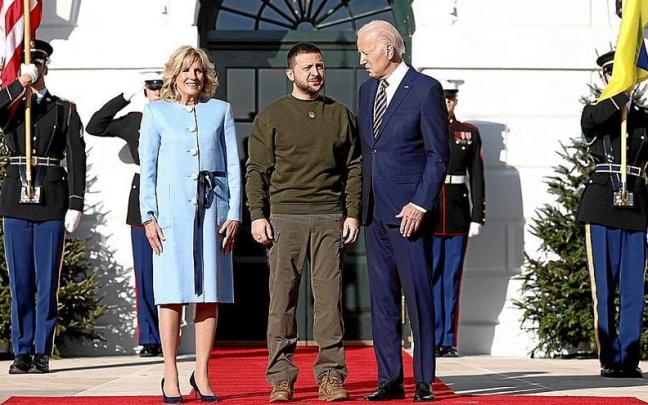 Volod&iacute;mir Zelenski, ataviado con su habitual indumentaria de color oliva, pos&oacute; junto a Joe Biden y su esposa, Jill Biden, a las puertas de la Casa Blanca.