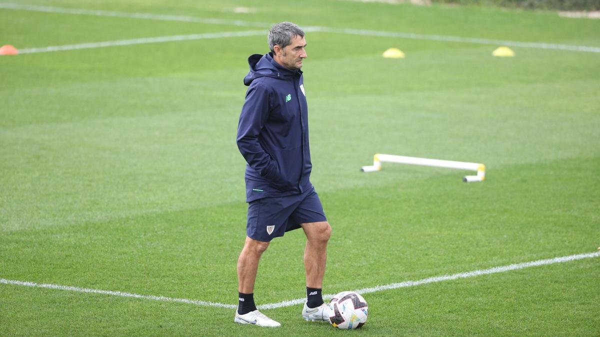 Ernesto Valverde observa un lance de un entrenamiento en Lezama.