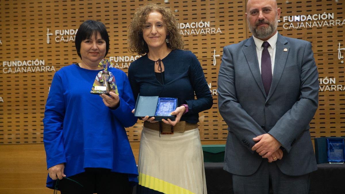 Ana Delgado, víctima de violencia de género, Maria del Mar Gonzalo, directora del Instituto de Enseñanza Secundaria Reyno de Navarra de Azagra, y José Luis Arasti