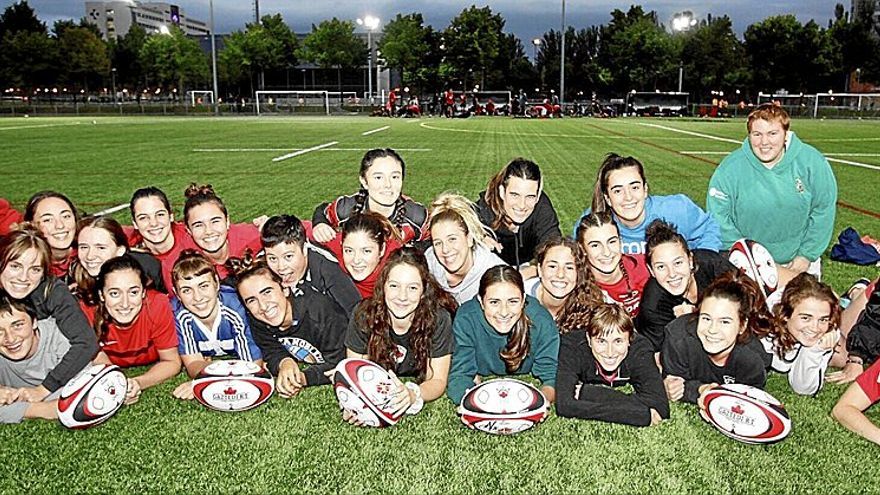 La plantilla del Gaztedi femenino posa ayer en las instalaciones de Lakua antes de afrontar este fin de semana el inicio de la campaña.