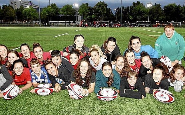 La plantilla del Gaztedi femenino posa ayer en las instalaciones de Lakua antes de afrontar este fin de semana el inicio de la campaña.