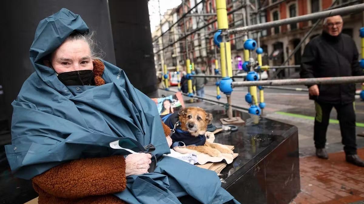 Edurne Pérez frente a la sede de CaixaBank en Abando.