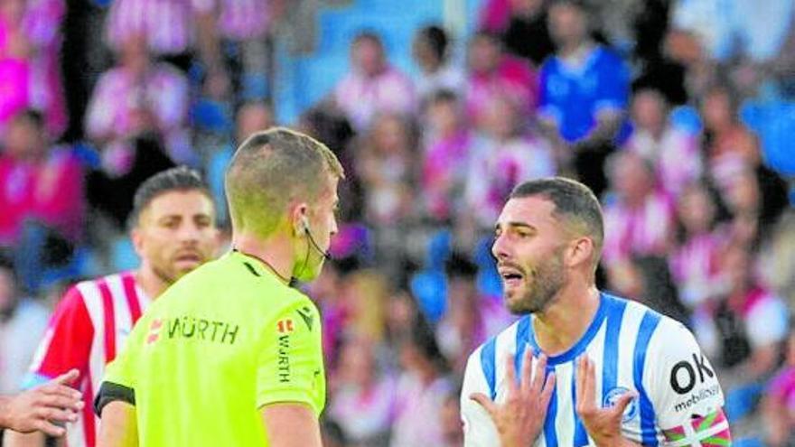 Luis Rioja pide explicaciones al Árbitro durante el duelo contra el Sporting