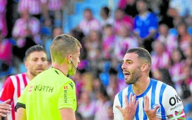 Luis Rioja pide explicaciones al Árbitro durante el duelo contra el Sporting