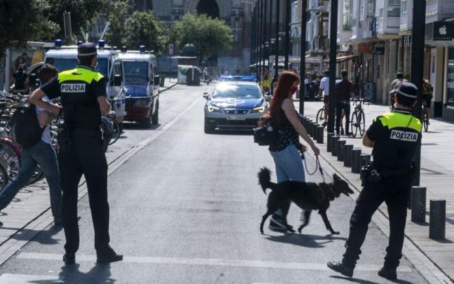 Dos agentes patrullan por el centro de Vitoria.