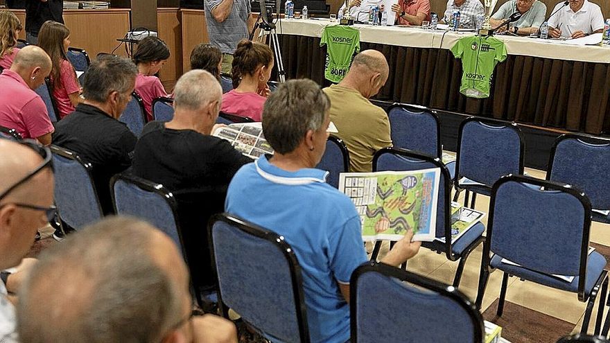 Parte de la organización en la presentación de la Vuelta a Pamplona.