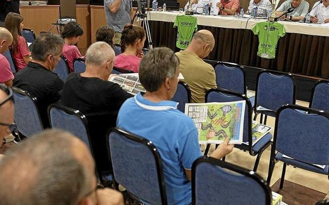 Parte de la organizaci&oacute;n en la presentaci&oacute;n de la Vuelta a Pamplona.