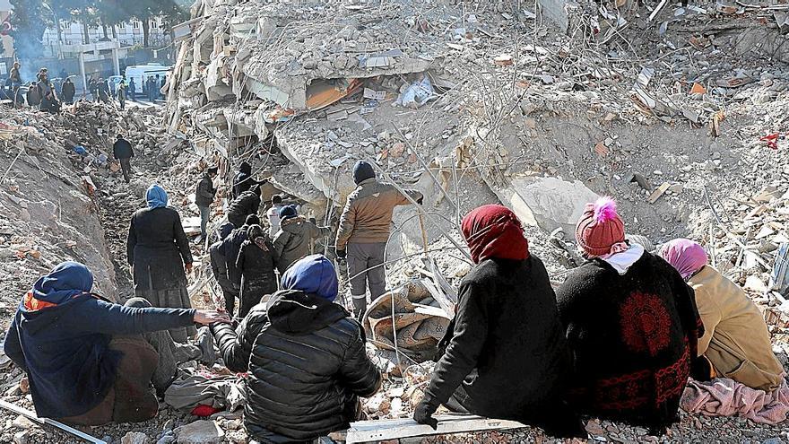 Un grupo de civiles buscan a posibles supervivientes en la ciudad de Kahramanmaras, en el sur de Turquía, epicentro del terremoto del pasado lunes.