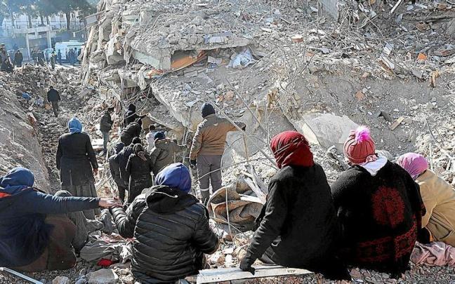 Un grupo de civiles buscan a posibles supervivientes en la ciudad de Kahramanmaras, en el sur de Turquía, epicentro del terremoto del pasado lunes.