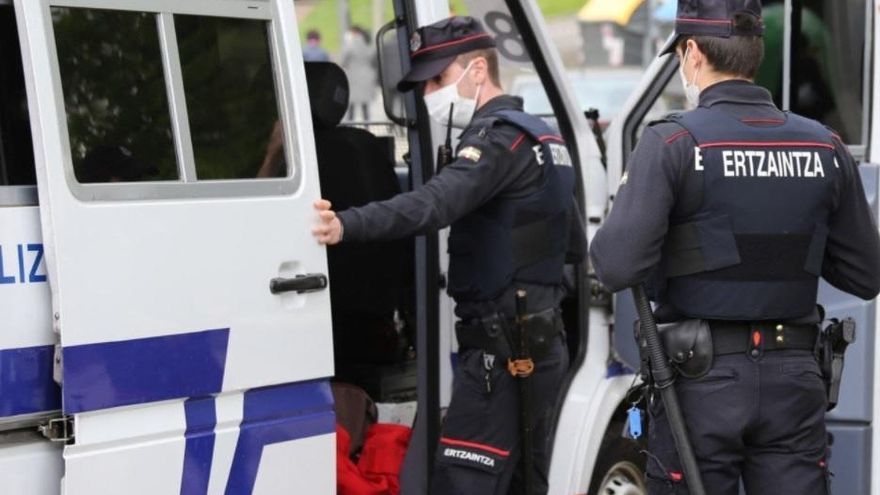 Una pareja de la Ertzaintza en un dispositivo durante una detención en Bilbao