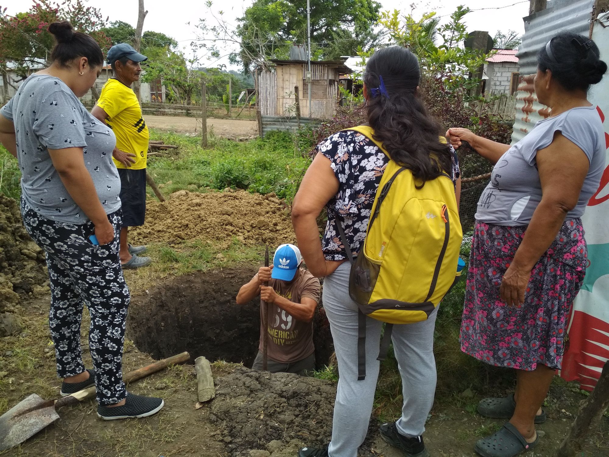 'Jacinto', Katherine, Ketty y Juana observan como Jorge se afana en terminar el hoyo para el baño en El Churo (Cojimíes)