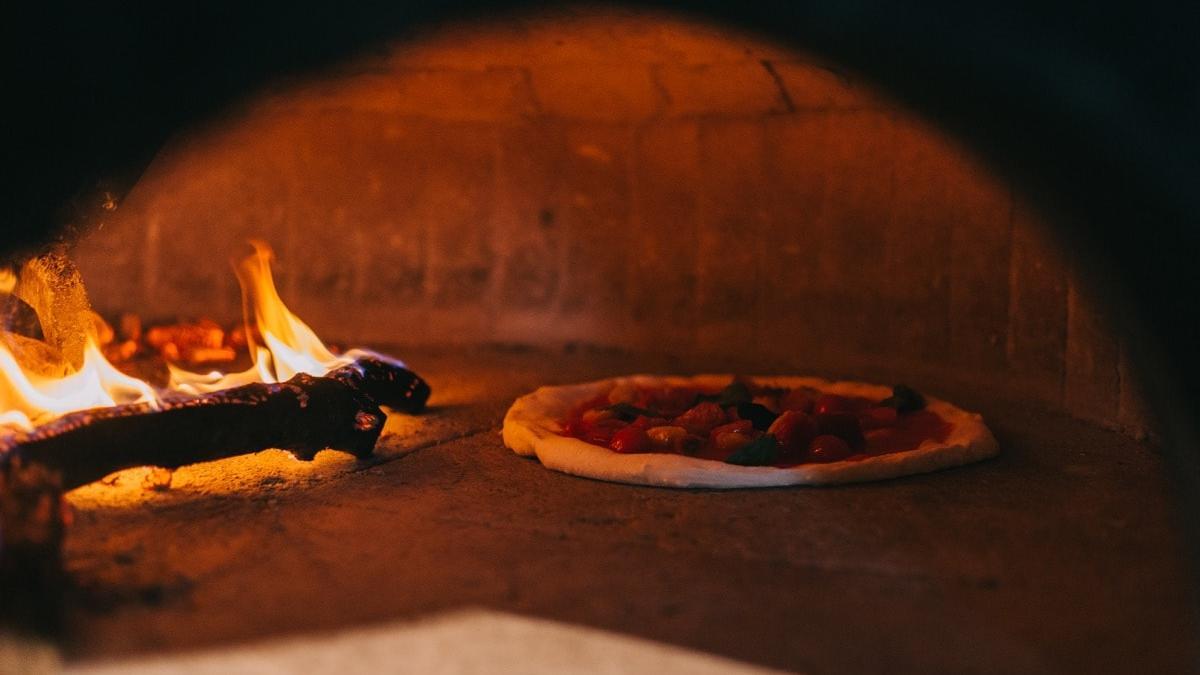 La elaboración en sus hornos exclusivos es uno de los secretos de las pizzas de Grosso Napoletano