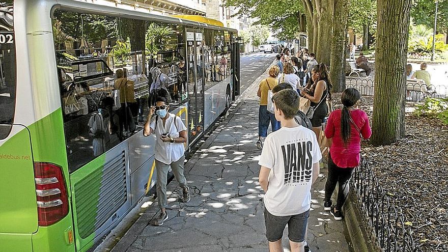 Usuarios esperan para acceder a un autob&uacute;s interurbano en la plaza Gipuzkoa. | FOTO: IKER AZURMENDI