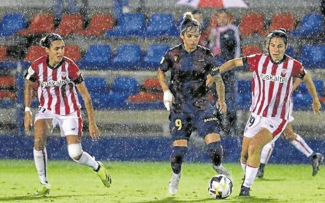 La lluvia fue protagonista en el encuentro de ayer entre el Levante y el Athletic.