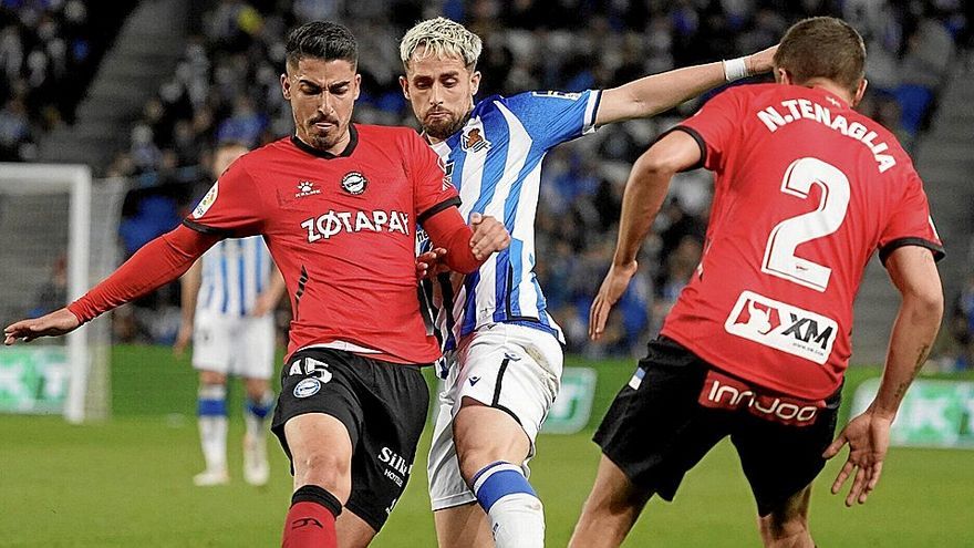 Toni Moya y Nahuel Tenaglia disputan un balón con Januzaj durante el último choque entre la Real y el Alavés en Anoeta. Foto: Rubén Plaza