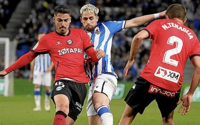 Toni Moya y Nahuel Tenaglia disputan un balón con Januzaj durante el último choque entre la Real y el Alavés en Anoeta. Foto: Rubén Plaza