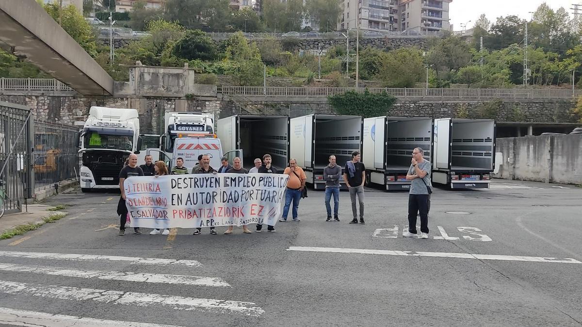 Concentración del comité de empresa hoy en el Puerto de Pasaia