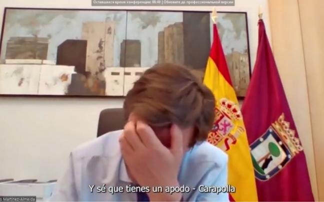 La tensa broma de un humorista ruso a Almeida: "¿Por qué te llaman carapolla?" La tensa broma de un humorista ruso a Almeida: "¿Por qué te llaman carapolla?"