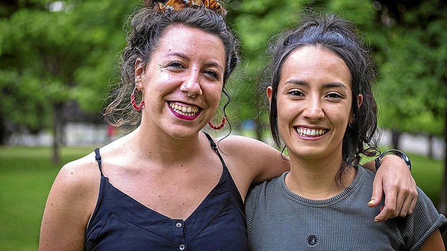 Arantxa Caminos Garc&iacute;a e Irene Ansa Eguileta, las educadoras comunitarias de Kabia, sonr&iacute;en a la c&aacute;mara.