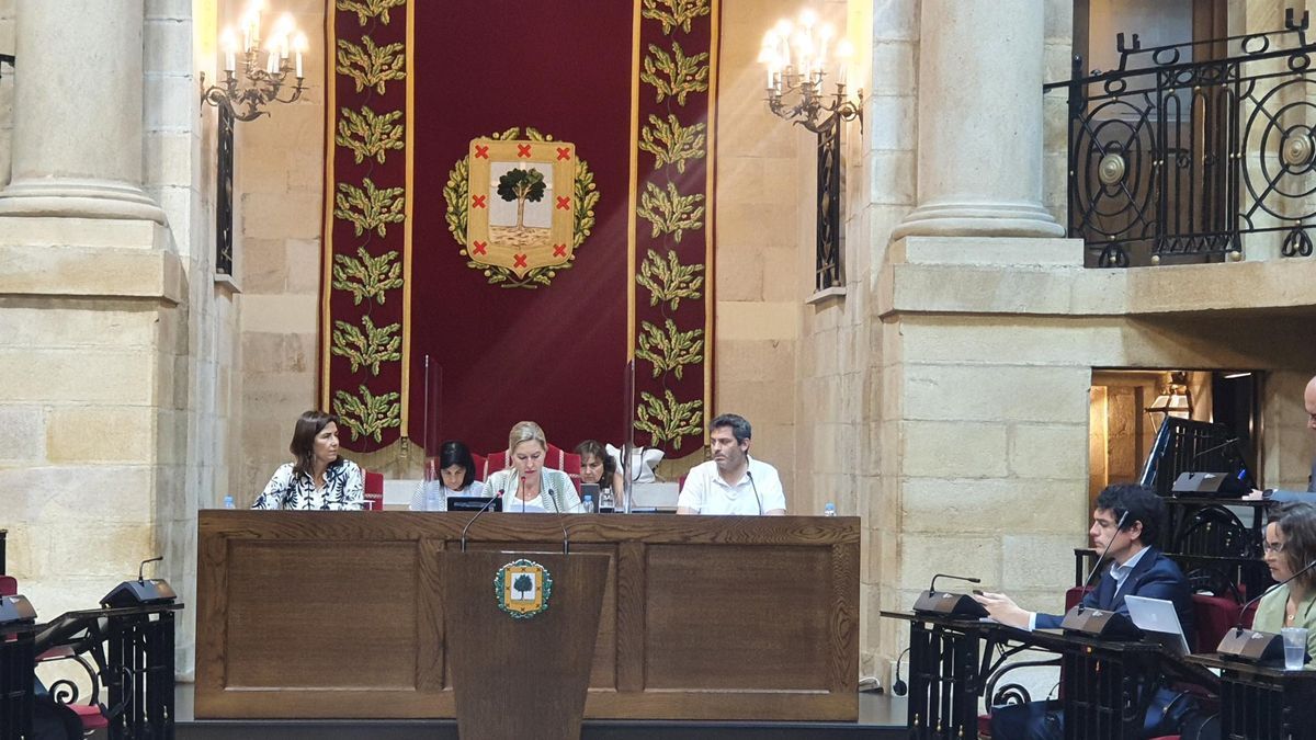 Momento de la lectura de la declaración oficial por Ana Otadui, presidenta de las Juntas Generales de Bizkaia.